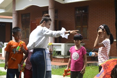 Á hậu Hoàng Oanh là đại sứ "Lọ đựng tình thương"