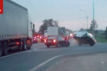 Vượt phải, xe Accent tông lật Focus