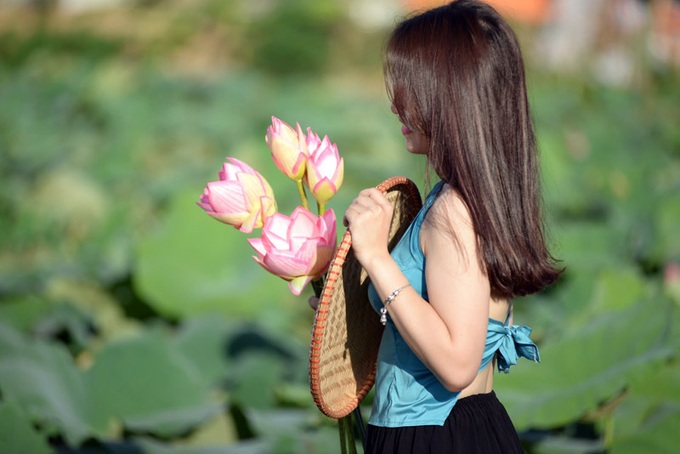 hoa sen, Hồ Tây, áo yếm, chụp ảnh, đầm sen, đầm sen Hồ Tây, giới trẻ
