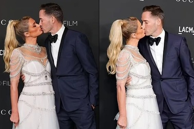 Paris Hilton hạnh phúc hôn bạn trai sắp cưới