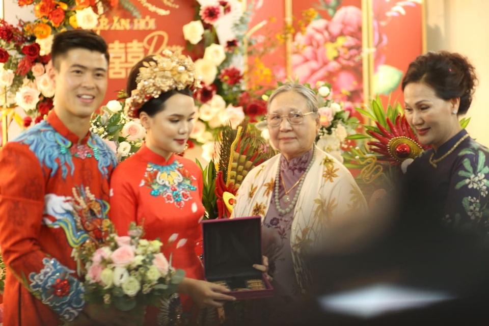 Cầu thủ Duy Mạnh và bạn gái nhà giàu làm lễ ăn hỏi, xôn xao cả phố Xã Đàn - 11 Cầu thủ Duy Mạnh và bạn gái nhà giàu làm lễ ăn hỏi, xôn xao cả phố Xã Đàn - 11