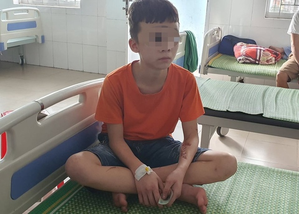 Nhân viên quán bánh xèo bị chủ bạo hành: Mẹ mất sớm, cha mắc bệnh tâm thần - 5 Nhân viên quán bánh xèo bị chủ bạo hành: Mẹ mất sớm, cha mắc bệnh tâm thần - 5