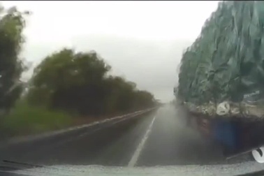 Rùng mình tình huống xe tải chuyển làn gấp suýt gây tai nạn trên cao tốc