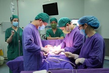 Bé gái 12 tuổi mang khối u quái buồng trứng nặng 2 kg