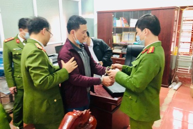 Bắt tạm giam hiệu trưởng chiếm đoạt tiền bảo hiểm của giáo viên, học sinh