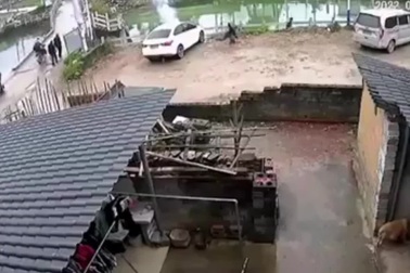 Nhóm trẻ nghịch pháo thiêu rụi luôn cả chiếc ô tô