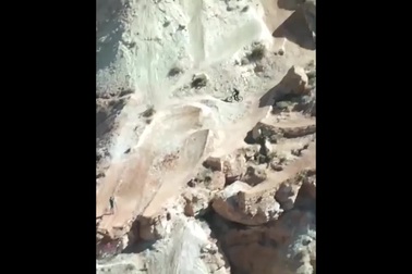 Vận động viên thể thao mạo hiểm gây kinh ngạc với màn đổ dốc núi dựng đứng