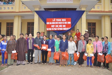 Tết sớm đến với học sinh nghèo hiếu học, gia đình khó khăn