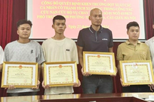 Khen thưởng 4 "người hùng" đu thang, đập tường cứu người vụ cháy Trung Kính