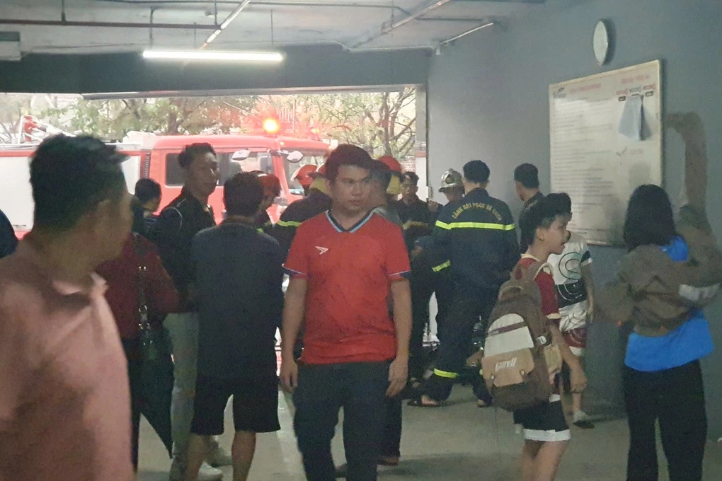 Cháy chung cư ở Hà Tĩnh, hàng trăm người hoảng loạn tháo chạy - 2 Cháy chung cư ở Hà Tĩnh, hàng trăm người hoảng loạn tháo chạy - 2