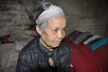 Xót thương bà lão cô độc, đói khát trong căn nhà rách nát