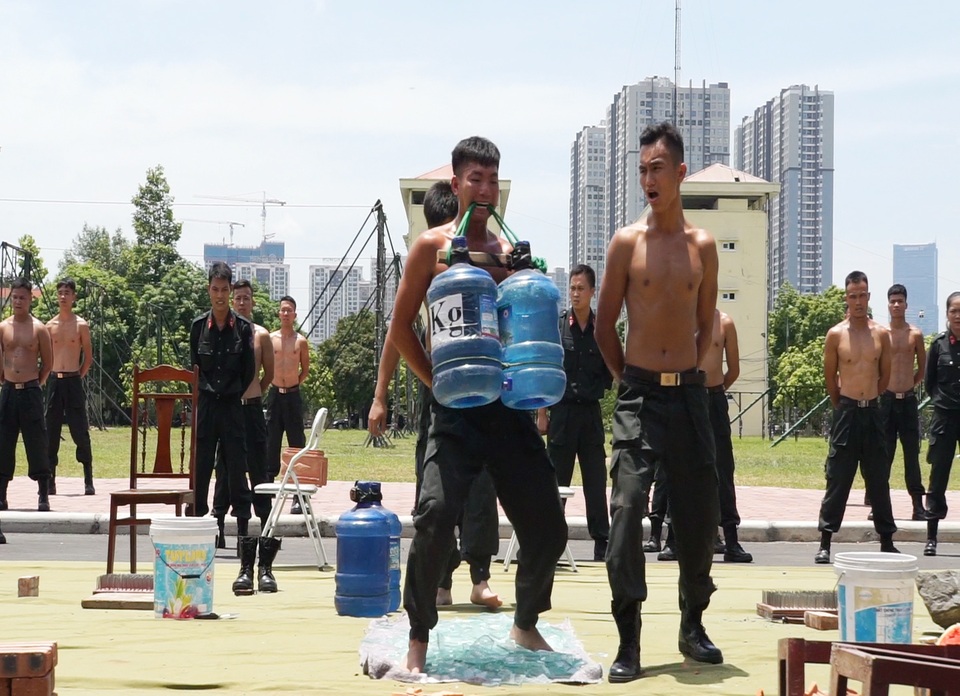 Những pha biểu diễn khí công toát mồ hôi của cảnh sát đặc nhiệm - 6 Những pha biểu diễn khí công toát mồ hôi của cảnh sát đặc nhiệm - 6