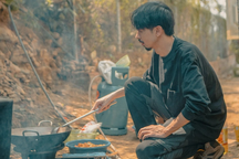 Đen Vâu lên vùng cao Điện Biên nấu ăn cho các em nhỏ