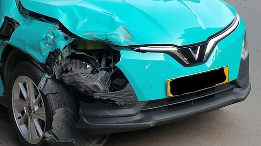 Xe taxi lao thẳng vào nhóm người đứng bên đường