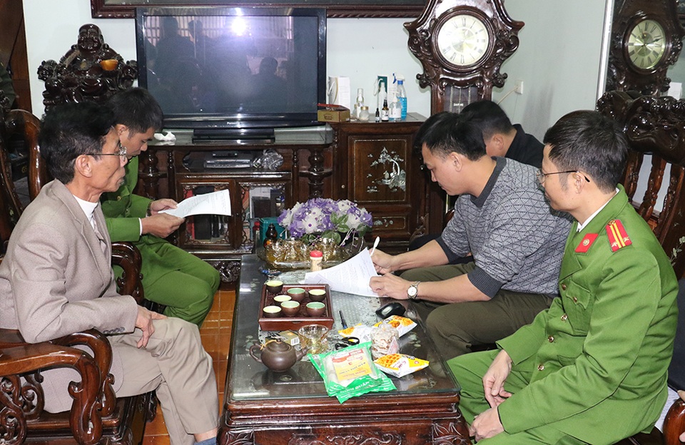 Người đàn ông khai nhốt gấu ngựa sau nhà để... làm cảnh - 2 Người đàn ông khai nhốt gấu ngựa sau nhà để... làm cảnh - 2