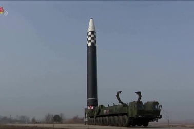 Ông Kim Jong-un thị sát vụ thử "tên lửa quái vật" lớn nhất Triều Tiên