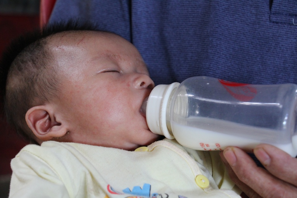 Thương bé trai ra đời từ người mẹ điên khóc ngằn ngặt thèm những giọt sữa - 2 Thương bé trai ra đời từ người mẹ điên khóc ngằn ngặt thèm những giọt sữa - 2