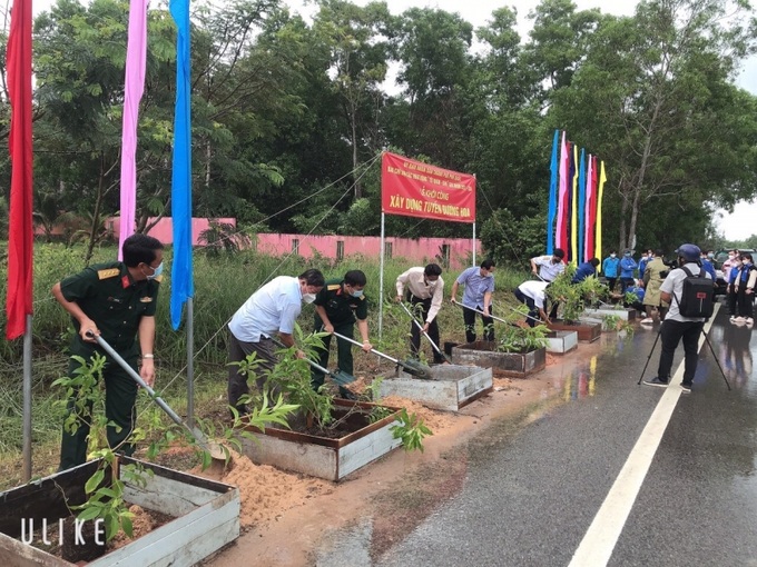 Lãnh đạo và cán bộ công nhân viên nhà trường tham gia Lễ khởi công tuyến đường hoa ấp Bãi Vòng, Hàm Ninh. 