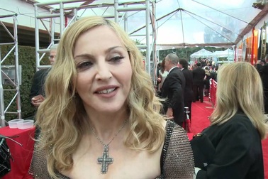 Madonna khoe ngực gợi cảm