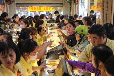 Tiệm vàng TPHCM ngày vía Thần Tài: Sáng sớm vắng khách, đến trưa chen chân