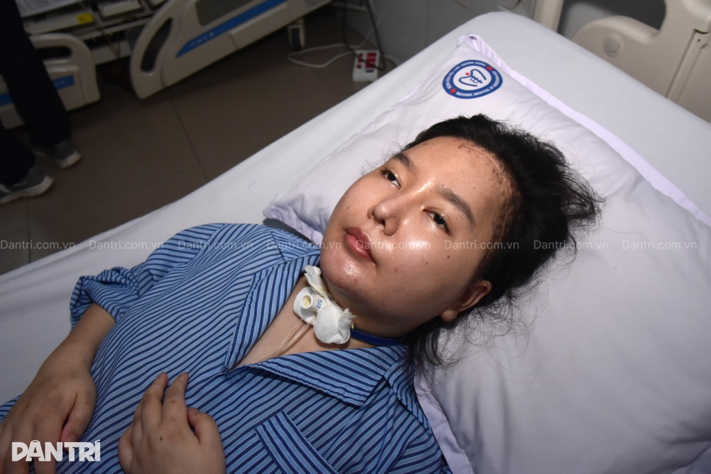Mẹ nghèo kiệt quệ, khóc lặng bên con gái 3 lần mổ não - 2 Mẹ nghèo kiệt quệ, khóc lặng bên con gái 3 lần mổ não - 2