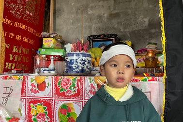 Mẹ bỏ đi, bố đột tử, bé trai 4 tuổi bơ vơ giữa ngày Tết