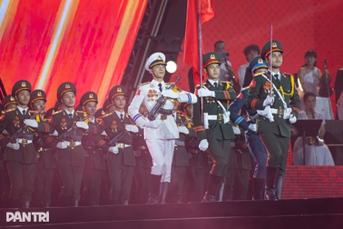 NSND Lê Chức gây sốt với giọng đọc "vàng" trong concert có 50.000 khán giả