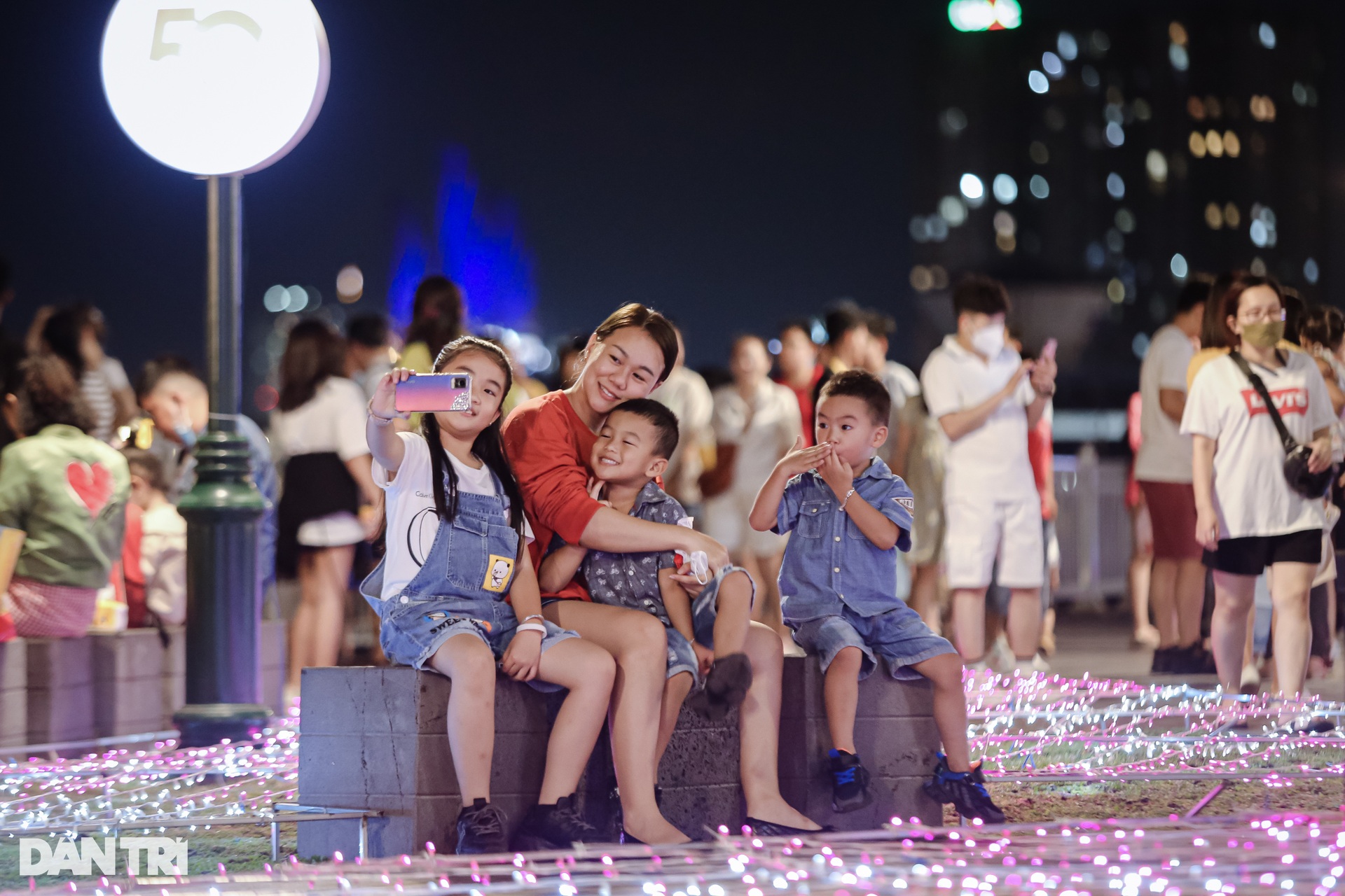 Công viên ánh sáng thu hút hàng nghìn người dân đến check-in ở TPHCM - 4 Công viên ánh sáng thu hút hàng nghìn người dân đến check-in ở TPHCM - 4