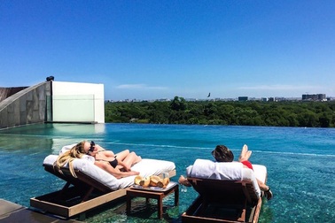 Vừa được du lịch sang chảnh, vừa được trả lương khủng là có thật