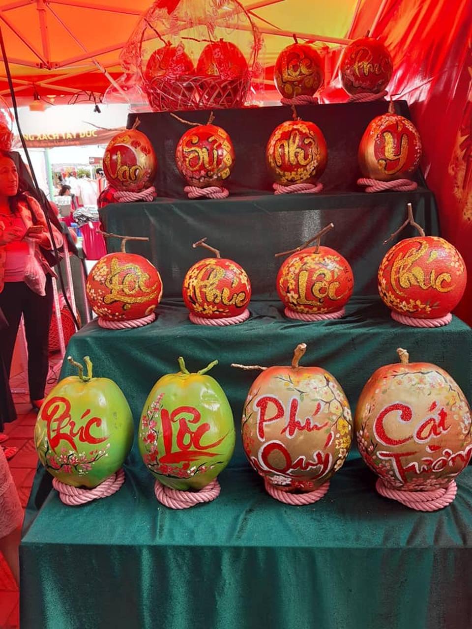 Buôn bưởi ế ẩm, thuê người vẽ chi chít lên quả lại đắt như tôm tươi - 2 Buôn bưởi ế ẩm, thuê người vẽ chi chít lên quả lại đắt như tôm tươi - 2