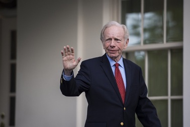 Sau “bom tấn” James Comey, ông Trump hé lộ người có thể làm Giám đốc FBI