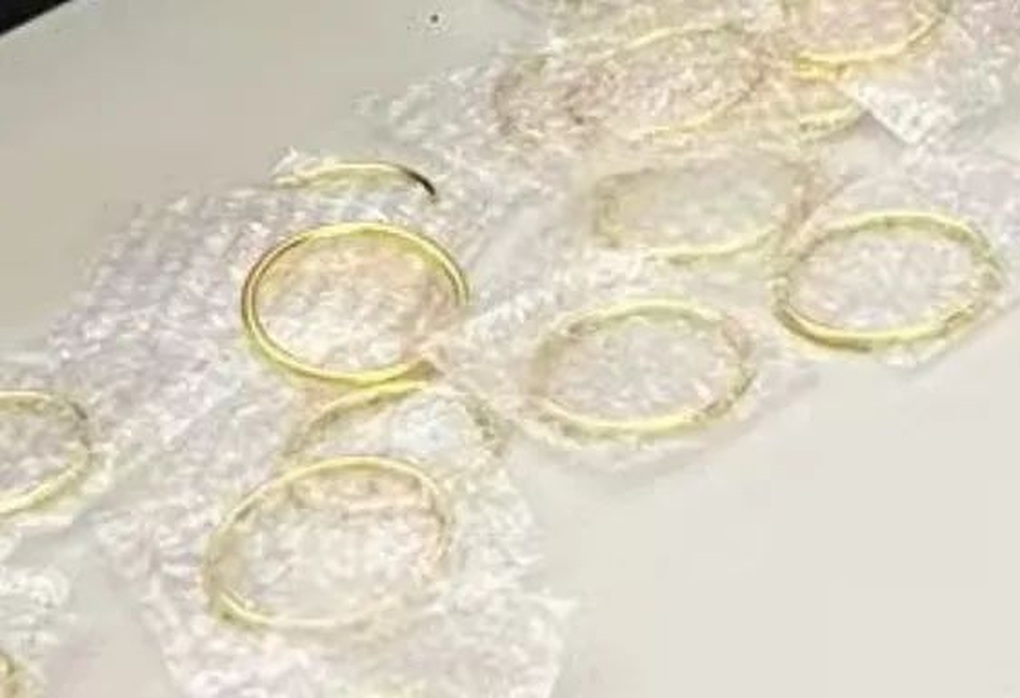 Tưởng nhầm là rác, nữ nhân viên vứt chiếc hộp chứa 22 vòng vàng ra lề đường - 3 Tưởng nhầm là rác, nữ nhân viên vứt chiếc hộp chứa 22 vòng vàng ra lề đường - 3