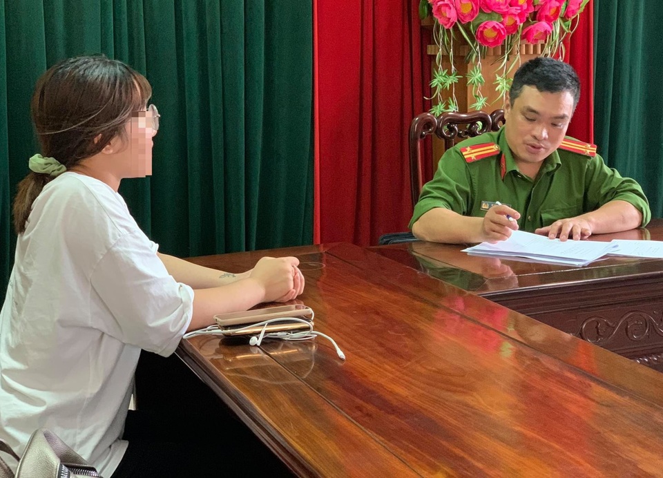 Bàn giao cô gái bị bán qua biên giới 10 năm trước cho gia đình - 1 Bàn giao cô gái bị bán qua biên giới 10 năm trước cho gia đình - 1