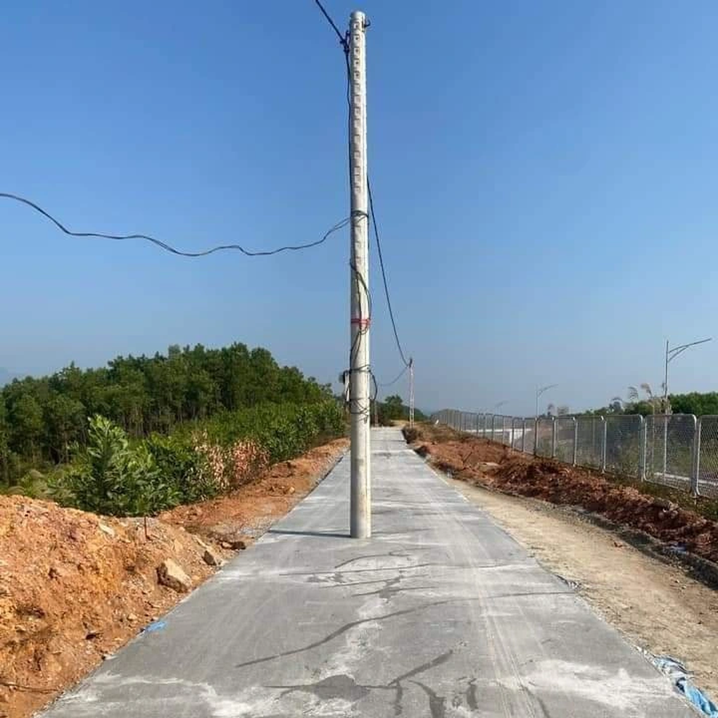 Kỳ lạ cột điện mọc giữa lòng đường - 1 Kỳ lạ cột điện mọc giữa lòng đường - 1