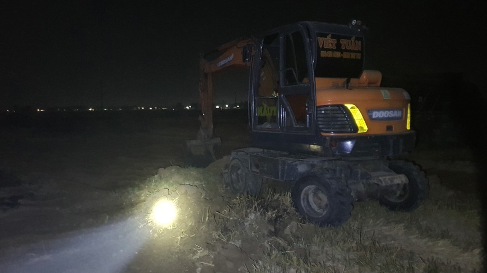Nhức nhối nạn múc trộm đất ruộng vào ban đêm - 1 Nhức nhối nạn múc trộm đất ruộng vào ban đêm - 1