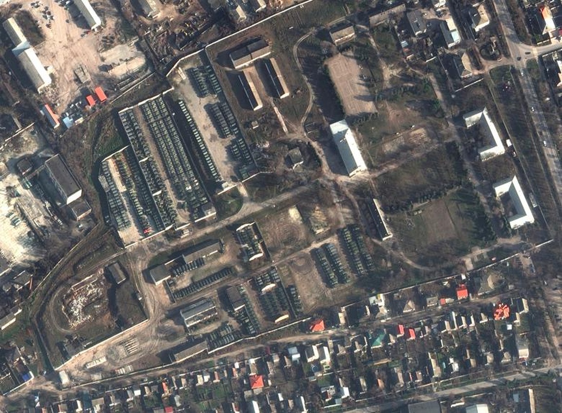 Ảnh vệ tinh hé lộ lực lượng Nga sát biên giới Ukraine - 8 Ảnh vệ tinh hé lộ lực lượng Nga sát biên giới Ukraine - 8