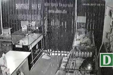 Tên trộm cắt mái tôn, đu dây như... đặc nhiệm vào cửa hàng điện thoại