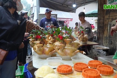 Người Hà Nội chen chân mua đồ cúng tại chợ nhà giàu