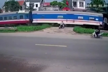 Suýt mất mạng vì cố vượt đường sắt khi đoàn tàu đang lao đến