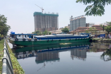 Giải cứu sà lan nằm chắn ngang suốt 10 tiếng trên kênh Tàu Hũ