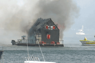Biệt thự nổi cao cấp trên biển bốc cháy ngùn ngụt