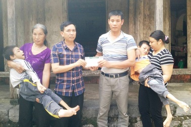 Hơn 53 triệu đồng đến với vợ chồng nghèo nuôi 2 con bại não
