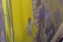 Xác minh hình ảnh bé gái 4 tuổi bị đánh tại khu vui chơi ở Hà Nội