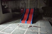 Bị vật cứng rơi trúng đầu khi chơi ở sân chung cư, bé 3 tuổi tử vong