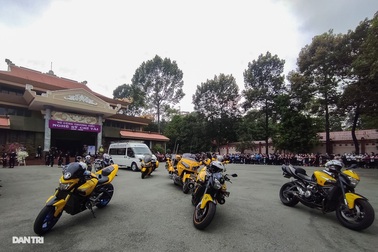 Đoàn mô tô hộ tống đưa tiễn linh cữu danh hài Chí Tài ra sân bay sang Mỹ