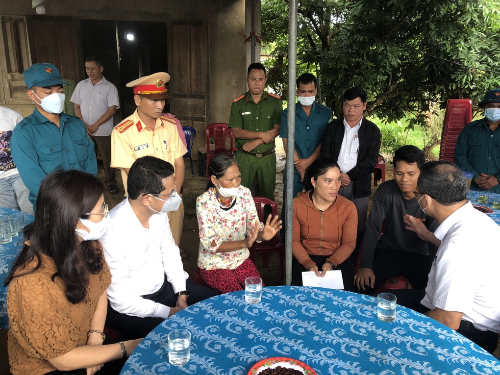 Tai nạn 4 người tử vong ở Huế: Có thể do tài xế non tay - 2 Tai nạn 4 người tử vong ở Huế: Có thể do tài xế non tay - 2
