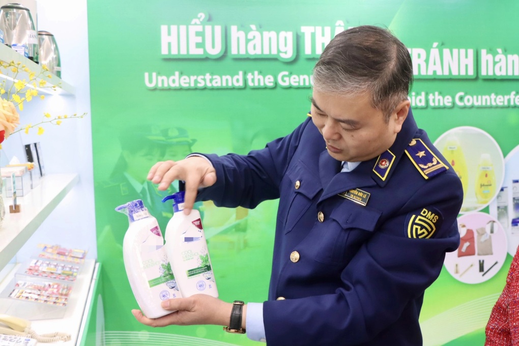 Hàng giả tinh vi, lãnh đạo Cục Quản lý thị trường chỉ cách nhận diện - 1