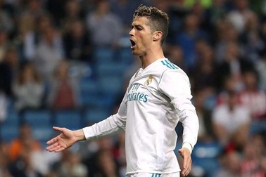 Được nâng lương, C.Ronaldo vẫn kém xa Messi