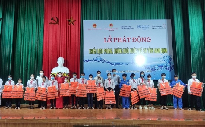 Đại diện trẻ em nhận học bổng, áo phao do Quỹ BTTE tỉnh trao tặng tại Lễ phát động chiến dịch Phòng, chống đuối nước trẻ em tỉnh Nam Định. Ảnh: Sở LĐTBXH Nam Định
