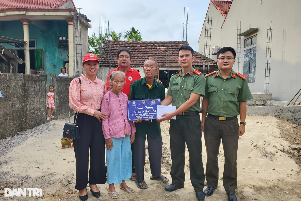 Gia đình có công với cách mạng vui mừng được hỗ trợ xây nhà tránh lũ - 2 Gia đình có công với cách mạng vui mừng được hỗ trợ xây nhà tránh lũ - 2